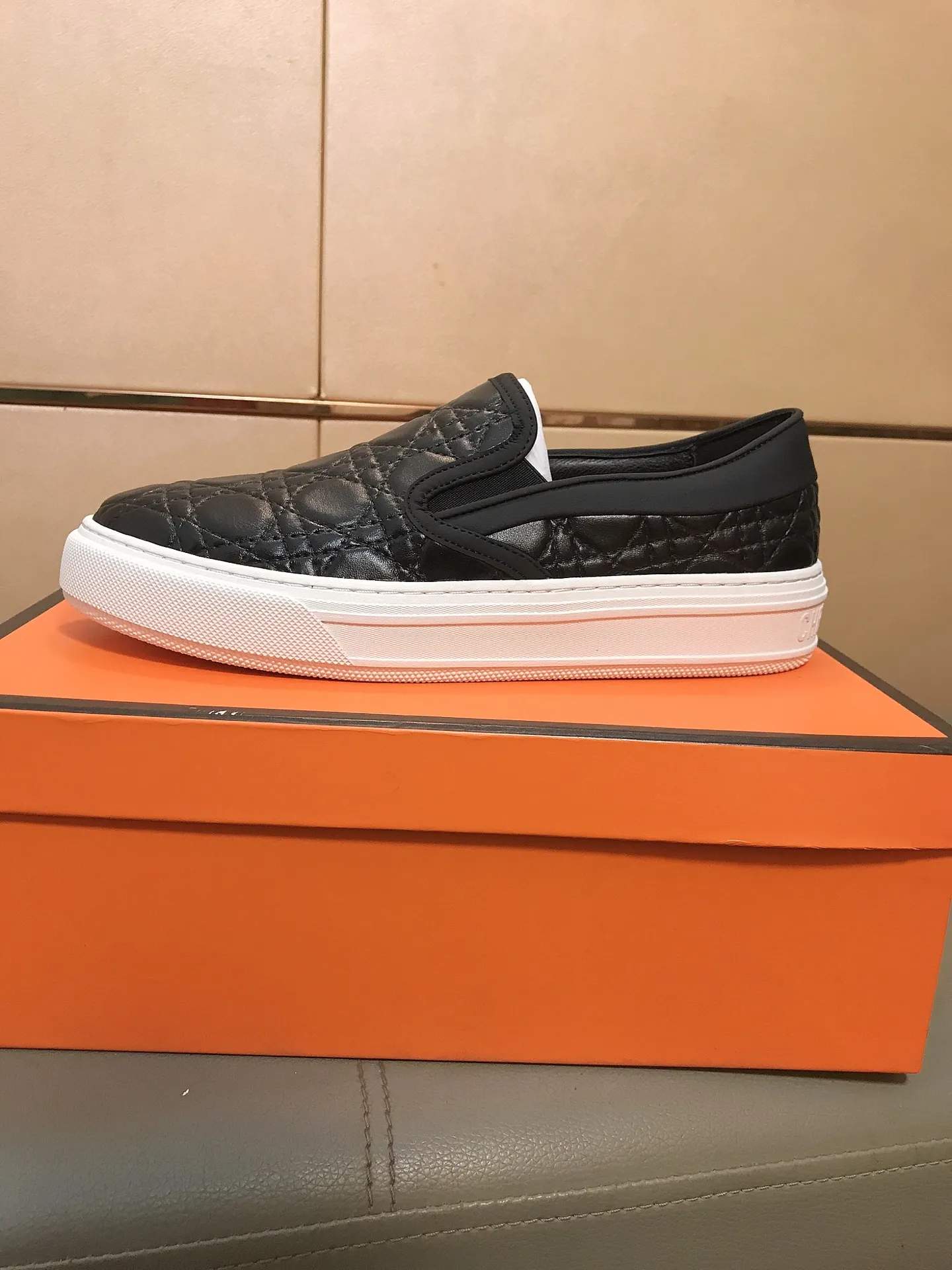 Factory price 400 🔥🔥 (Dior) new men's casual sports shoes 👣 Full of charm, luxury style gentleman's shoes Upper: Made of embossed cowhide imported from Italy, breathable leather lining. Brand wear-resistant soles; with classic logo💋The whole pair of shoes is fashionable and casual without losing high-end style🎈🎈Size: 39-44 (45.46 can be customized)